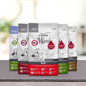 Pet vrečk PLATINUM-ovega Poskusnega paketa Mini: Najboljša izbira za pse manjših pasem, za kužke in odrasle v različnih okusih in formulah, razstavljena na mizi - idealna za zdrava prehrana za pse.